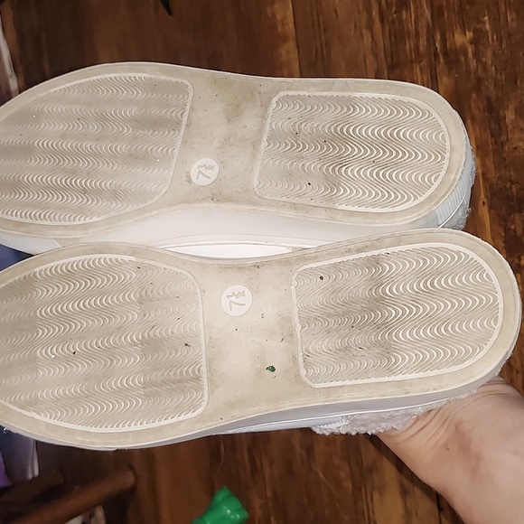 Universal Thread white fuax fur trim sneakers - Picture 7 of 7